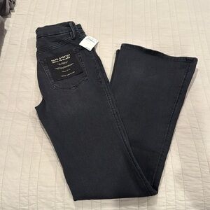 GOOD AMERICAN NWT power stretch pull n flare jeans. Size S. Black color